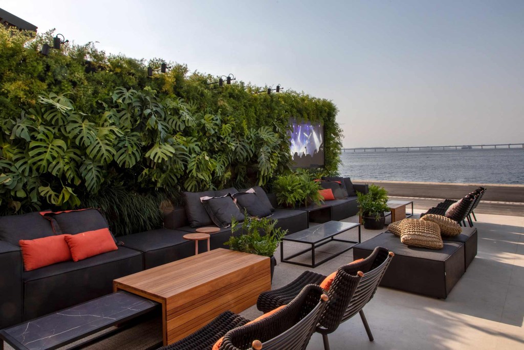 baixa-Carmen-Mouro-Arquitetura-e-Paisagismo-–-Varanda-do-Cais-001 varanda do cais casacor rio de janeiro 2019 carmen mouro sofá wide mobiliário varanda terraço vista jardim vertical