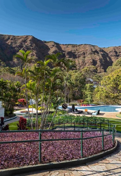 CASACOR Minas Gerais 2019. Nãna Guimarães - Jardim Burle Marx. A paisagista visa restaurar o projeto inicial do mestre, ao explorar o contraste com curvas e linhas retas, entre dureza e simplicidade. Da mesma forma, este espaço de 400 metros quadrados se relaciona com a arquitetura do Palácio das Mangabeiras, valendo-se de plantas nativas brasileiras. Ela conseguiu obter seis espécies utilizadas pelo famoso paisagista: Guaimbé, Camará, Bela Emília, Trapoeraba Roxa, Giesta e Agave.