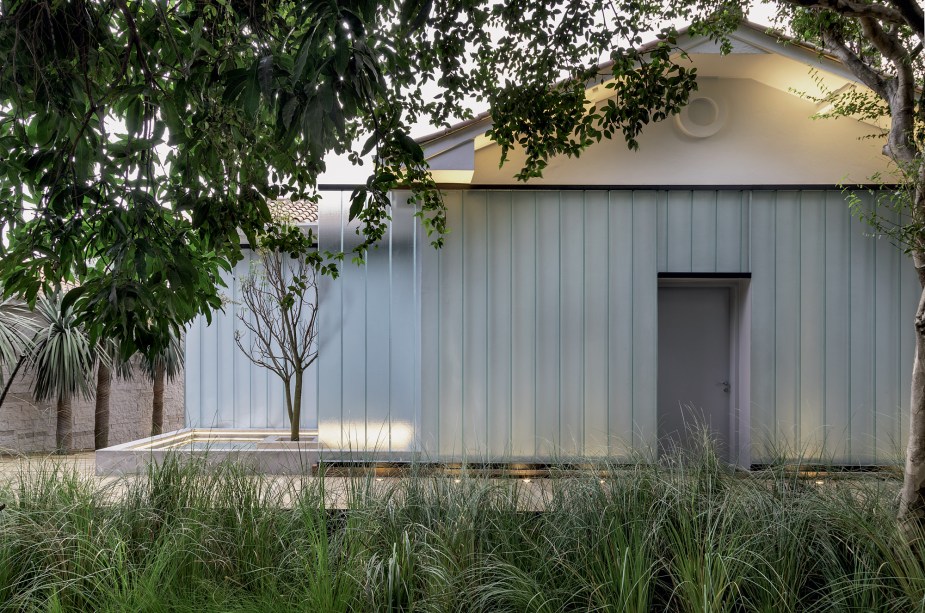 Jardim dos Dragoeiros - Zanardo Paisagismo. Estreante, Luciano Zanardo chega com o Jardim dos Dragoeiros. O espaço traz o conceito do Xeropaisagismo (plantas que exigem pouca água e têm alta resistência a ventos fortes e doenças) e a valorização das espécies brasileiras. Com 100m., o jardim revela um mix de formas e tons para estimular as sensações dos visitantantes. Entre as muitas espécies destacadas está a Dracaena Draco, conhecida popularmente como “dragoeiro”, que dá nome ao espaço. O ambiente conta ainda com espelho d'água, deck em madeira e iluminação especial para evidenciar o paisagismo.