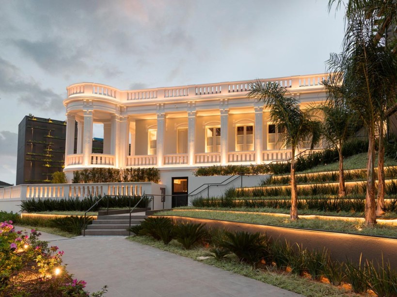 CASACOR Peru 2019. O evento aconteceu no Puericultorio Pérez Araníbar, instituição dedicada à proteção de crianças e adolescentes, construída em 1917 e inaugurada oficialmente em 1930. O palacete conta com uma localização privilegiada, em frente ao mar de Magdalena. Toda essa energia inspirou a restauração do casarão rico em história, que já havia recebido uma reforma há cerca de uma década. As dimensões da mostra peruana impressionaram, com 25 mil metros quadrados a sede abrangeu três pavilhões cercados por cinco pátios, jardins e uma piscina.