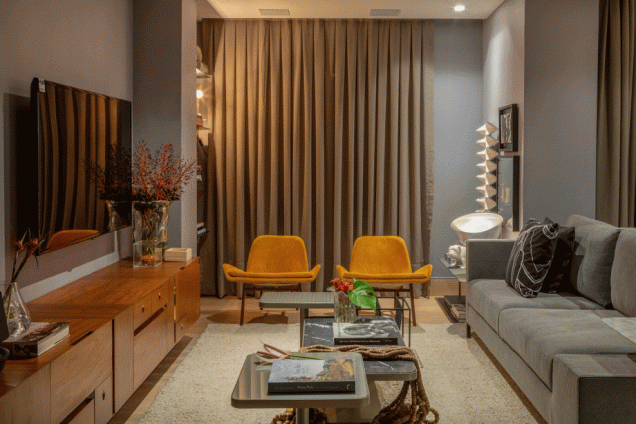 O Studio Premium de Fábio Bouillet e Rodrigo Jorge para a mostra no Rio de Janeiro em 2018 assume tons de cinza e preto, sem perder a descontração carioca. O gosto por bom design é celebrado com a luminária Taccia na mesa lateral. O Studio Premium de Fábio Bouillet e Rodrigo Jorge para a mostra no Rio de Janeiro em 2018 assume tons de cinza e preto, sem perder a descontração carioca. O gosto por bom design é celebrado com a luminária Taccia na mesa lateral.