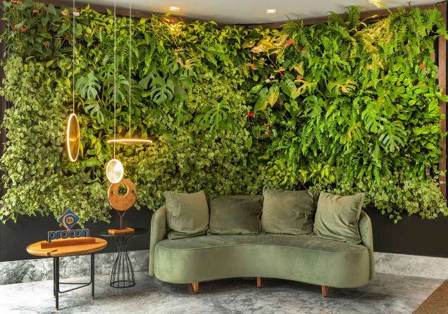 CASACOR Espírito Santo 2019. Lounge Receptivo Procon - Carlos Eduardo Calmon, Juliana Mattos Guarize e Tassia Hoffmann. Os jardins verticais são uma ótima opção para decorar espaços compactos, como é o caso do Lounge Receptivo, de 40 m².