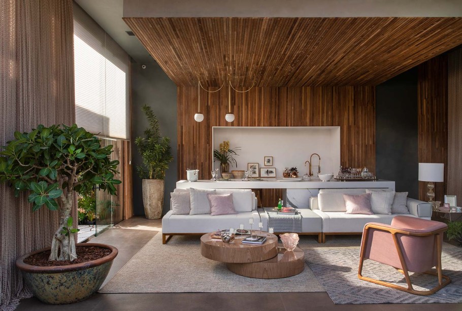 CASACOR Ribeirão Preto 2019. Loft Essência Feminina - Simone Pedreschi. Sustentado por quatro pilares robustos, o espaço de 60 m² traz uma planta livre e integrada. Os móveis são sólidos e delicados, como nas mesas de apoio e na poltrona no tom rosa seco.