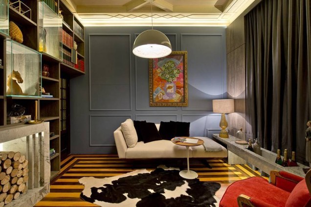 A imponência da luminária Sky Garden, ao centro desta sala de visitas, dá logo a pista para o nome de seu criador, o badalado Marcel Wanders, fundador da marca holandesa Moooi. Feita de alumínio com gesso esculpido no interior, a peça é um dos destaques do ambiente criado por Christina Lago e Gabriel Hering na CASA COR Santa Catarina 2016. A imponência da luminária Sky Garden, ao centro desta sala de visitas, dá logo a pista para o nome de seu criador, o badalado Marcel Wanders, fundador da marca holandesa Moooi. Feita de alumínio com gesso esculpido no interior, a peça é um dos destaques do ambiente criado por Christina Lago e Gabriel Hering na CASA COR Santa Catarina 2016.