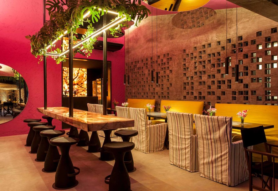 Restaurante Amado - David Bastos. Vibrante, exuberante, com diferentes cores e texturas. Assim é o ambiente do Restaurante Amado, assinado por David Bastos. Em um espaço de 80 m², inspirado na intensidade da arquitetura mexicana, seu colorido e traço característicos remetem a nomes como Ricardo Legorreta e Luis Barragán. Minuciosos detalhes de arquitetura e decoração fazem do restaurante o lugar ideal para curtir bons momentos com estilo e bossa. O balcão em quartzito com iluminação interna, paisagismo integrado ao terraço, uma bela cabaceira, jardim suspenso e espelhos redondos de diferentes tamanhos completam o ambiente contemporâneo.