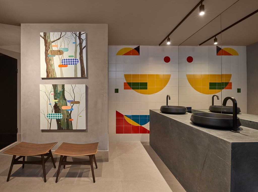 1—Minas-valeria-junqueira-casacor-minas-2019 azulejo casacor minas banheiro colorido