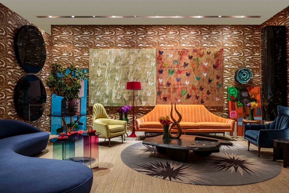 Artsy Room - Sig Bergamin e e Murilo Lomas. Reconhecido por seu estilo maximalista, o designer de interiores brasileiro Sig Bergamin cria uma sala cheia de cores para a CASACOR Miami 2019. “Meu mundo é colorido. A mistura de tons, os excessos e a irreverência são as marcas registradas do meu trabalho ”, diz Sig. O projeto mostra uma combinação arrojada de vermelho, azul, verde e ouro. As peças de design incluem poltronas e mesas de Vladimir Kagan, um sofá de Paul McCobb para a Ralph Pucci e mesas laterais de Mitchell Gold + Bob Williams. A arte cuidadosamente selecionada coloca a rodada final em um espaço para contemplar. Peças do artista brasileiro André Poli e do neo-expressionista americano Hunt Slonem misturam-se com a arte irreverente de David Sorey e Lina Sinisterra.