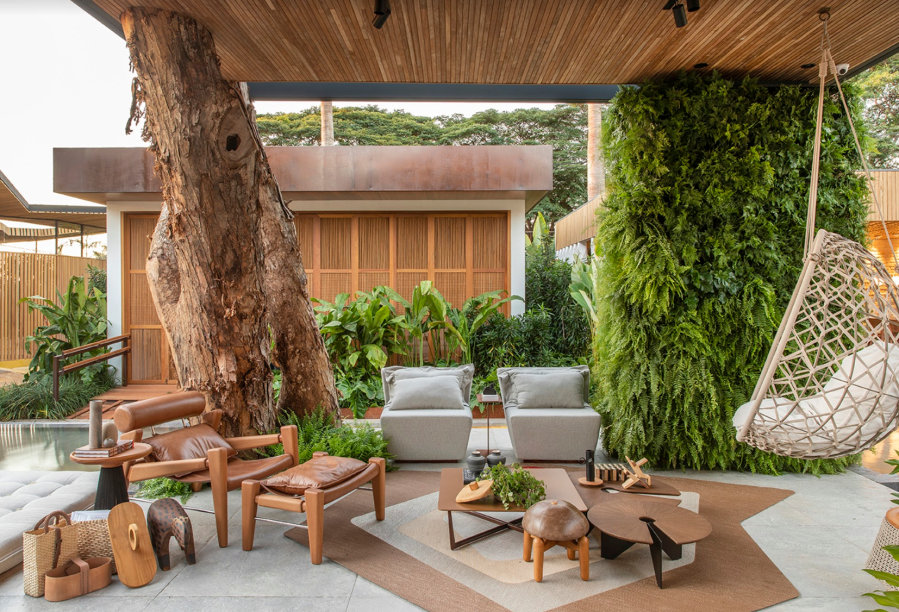 CASACOR Ribeirão Preto 2019. Welness Lounge - Roberta Alonso e Mariana Oliveira. <span>O lounge com vocação multiuso reúne poltronas e estofados variados em conexão total com a natureza, reforçada pelo jardim vertical que integra a decoração.</span>