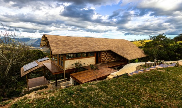 Casa das Birutas: residência em Piracaia (SP) é feita com técnicas de bioconstrução e possui telhado curvo de bambu.
