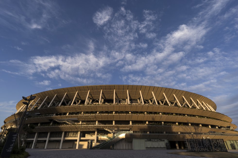 Com uma estrutura inteira em madeira e aço, o Estádio Nacional começou a ser construído em 2016 com intenção de incentivar consciência ambiental. Assim, o projeto de Kengo Kuma além de se encaixar na natureza do local, traz também vegetação em toda sua construção. Construído para os primeiros Jogos Olímpicos em Tóquio, foi reformado para abrigar em 2020 as cerimônias de abertura e encerramento, os jogos de futebol e atletismo. Com uma estrutura inteira em madeira e aço, o Estádio Nacional começou a ser construído em 2016 com intenção de incentivar consciência ambiental. Assim, o projeto de Kengo Kuma além de se encaixar na natureza do local, traz também vegetação em toda sua construção. Construído para os primeiros Jogos Olímpicos em Tóquio, foi reformado para abrigar em 2020 as cerimônias de abertura e encerramento, os jogos de futebol e atletismo.