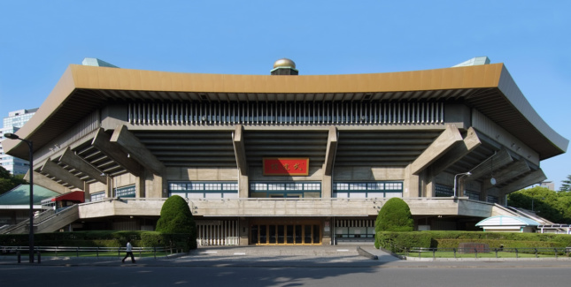 Também dos anos 60, o Nippon Budokan será sede das competições de judô. A arquitetura característica de Mamoru Tamada se destaca pela forma ortagonal que referencia os templos japoneses. Também dos anos 60, o Nippon Budokan será sede das competições de judô. A arquitetura característica de Mamoru Tamada se destaca pela forma ortagonal que referencia os templos japoneses.