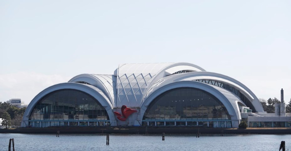 Os arcos característicos do Centro de Polo Aquático Tatsumi estão em Tóquio desde 1990, quando foi desenhado pelo escritório japonês Environment Design Institute. A instalação será utilizada para competições de natação e outros esportes aquáticos.