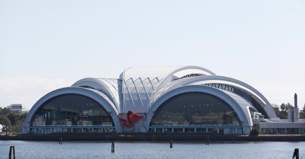 Os arcos característicos do Centro de Polo Aquático Tatsumi estão em Tóquio desde 1990, quando foi desenhado pelo escritório japonês Environment Design Institute. A instalação será utilizada para competições de natação e outros esportes aquáticos. Os arcos característicos do Centro de Polo Aquático Tatsumi estão em Tóquio desde 1990, quando foi desenhado pelo escritório japonês Environment Design Institute. A instalação será utilizada para competições de natação e outros esportes aquáticos.