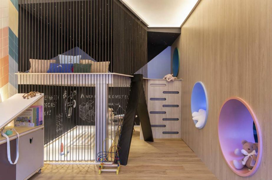 CASACOR Ribeirão Preto. Espaço Kids - Ângela Dorascenzi e Lao Design. Ângela visitou escolas e parques em Amsterdam. Na bagagem, trouxe a inspiração afinada com os conceitos de acessibilidade e sustentabilidade. A proposta foi de fugir dos tons primários, e cores interessantes estão em revestimentos como nas peças em forma de losango de Marilia Zimmermann. A iluminação de fibra ótica cria o efeito de céu estrelado. Os brinquedos são da Lao Design.