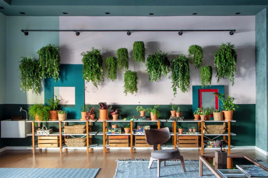 CASACOR Rio de Janeiro 2019. Leila Bittencourt - Loft Coral #Co.living. Bom design, cor e humor, neste espaço para conviver. Com uma planta livre e móveis que podem ser agrupados de diferentes formas, esta sala poderia estar em uma residência unifamiliar, multifamiliar ou num co-living. Outro detalhe é a forma como a arquiteta tirou partido e ressignificou elementos originais da edificação, como vigas e tubulações.