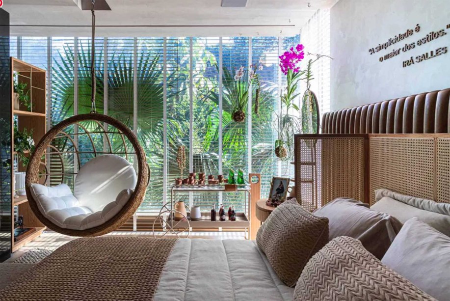 CASACOR Bahia 2019. Quarto da Estilista – Dinah Lins. A designer de interiores ressalta a alma feminina moderna e empreendedora numa homenagem à estilista Irá Salles. Os tons terrosos e alaranjados, materiais em couro, linho, madeira, terracota e palha refletem as características de uma profissional da moda moderna e sofisticada.