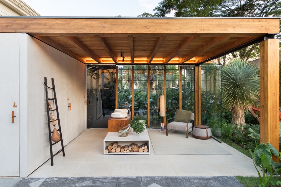 CASACOR São Paulo 2019. Terraço Nohara - Lucas Takaoka. Os materiais escolhidos ajudam a deixar o visual leve, como o pínus, concreto e metal. Destaque para o brise de madeira e chapas metálicas que lembra uma porta japonesa de papel de arroz e cria uma sombra agradável. “É como se fosse um terraço no meio da natureza, por isso o nome Nohara, que significa campo em japonês”, afirma o arquiteto.