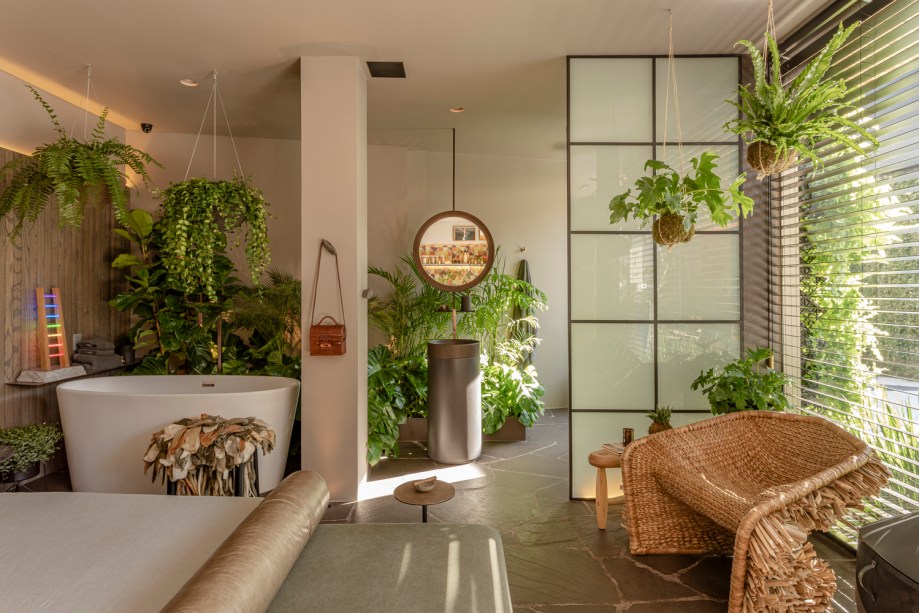 Um refúgio urbano, o projeto de Marcio Michaluá para a mostra paulistana serve de inspiração para os casais apaixonados por plantas naturais. O urban jungle instalado próximo à janela leva bem-estar, relaxamento e conexão ao ambiente. Os ladrilhos hidráulicos e a escultura de neon balizam a Cabana Urbana em espectro das cores do arco-íris. Cabana Urbana - Marcio Michaluá - CASACOR São Paulo 2019.