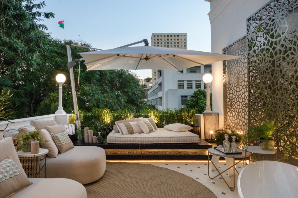 Claudia Pimenta e Patricia Franco – Oásis Carioca-004(1) sala de estar ombrelone casacor rio de janeiro 2019 varanda decoração sofá poltrona vista