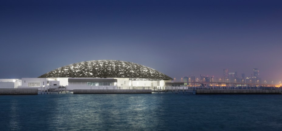 Louvre Abu Dhabi - Jean Nouvel - Emirados Árabes. Após dez anos de colaboração entre a França e o Emirado de Abu Dhabi, o Louvre Abu Dhabi, de Jean Nouvel, abriu em 2017 para o público. Localizado na Ilha de Saadiyat e cercado pelo mar, vinte e três galerias e espaços expositivos permanentes, um Museu Infantil, um auditório e um centro de pesquisa estão conectados por passeios marítimos que se encontram sob a icônica cúpula do edifício.