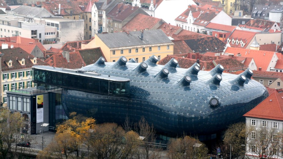 Kunsthaus Graz - Colin Fournier e Peter Cook - Austria. O Kunsthaus Graz foi projetado por Colin Fournier como o parceiro responsável, juntamente com Sir Peter Cook. De acordo com a Bartlett School of Architecture da University College London, o design do Kunsthaus procurou ser deliberadamente provocativo e inovar o design de museus, oferecendo uma abordagem menos "institucional" para organizar espaços de exibição e empregando novos materiais e técnicas de fabricação.