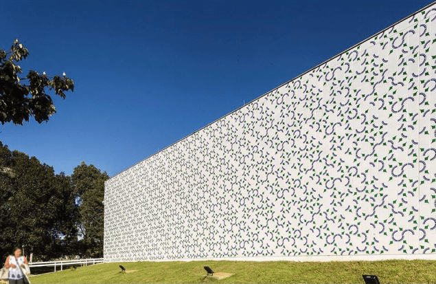 Auditório da Fiocruz Brasilia. Painel criado pelo artista para homenagear o centenário do arquiteto Oscar Niemeyer, ocorrido em 15 de dezembro de 2007. Auditório da Fiocruz Brasilia. Painel criado pelo artista para homenagear o centenário do arquiteto Oscar Niemeyer, ocorrido em 15 de dezembro de 2007.