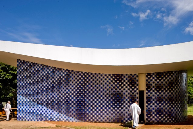 Painel de azulejos da Igrejinha Nossa Senhora de Fátima. A Igrejinha Nossa Senhora de Fátima foi o primeiro templo de alvenaria inaugurado em Brasília, em 1958. Projetada por Oscar Niemeyer, foi também a primeira obra de Athos Bulcão para a capital. Painel de azulejos da Igrejinha Nossa Senhora de Fátima. A Igrejinha Nossa Senhora de Fátima foi o primeiro templo de alvenaria inaugurado em Brasília, em 1958. Projetada por Oscar Niemeyer, foi também a primeira obra de Athos Bulcão para a capital.
