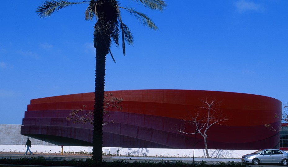 Design Museum Holon - Ron Arad Architects - Israel. Este museu, o primeiro do país dedicado ao design e à cultura contemporânea, foi inaugurado em 2010 na cidade de Holon, Israel. Projetado pelo arquiteto israelense Ron Arad, o edifício usa seis faixas sinuosas de aço corten como ponto focal.