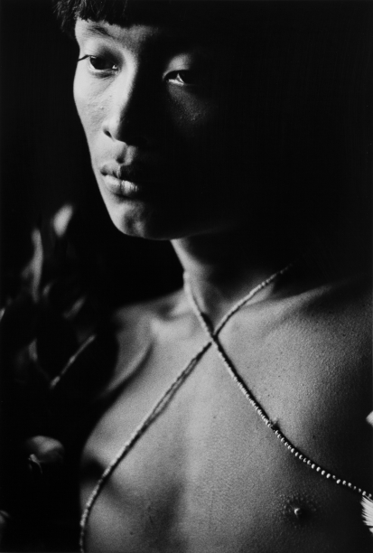 Yanomami da Série a Casa (1974-1976) - Claudia Andujar<div id="gtx-trans" style="position:absolute;left:-26px;top:38px;"><div class="gtx-trans-icon"></div></div>