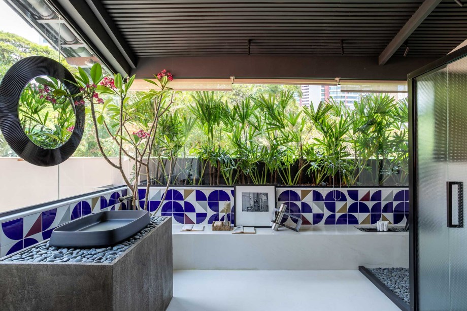 Casa 245 - Laís Galvão. CASACOR Bahia 2019. O loft descomplicado foi inspirado no traço simples e genial de arquitetos como Oscar Niemeyer e Lina Bo Bardi. Dessa forma, o concreto define a linha mestra do projeto, aparecendo em um grande painel que une os ambientes de sala de estar e quarto.