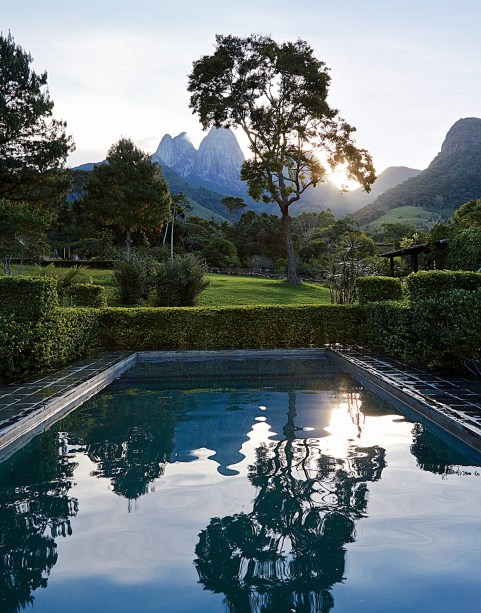 A paisagem ao fundo desta piscina é a Serra dos Três Picos, no Rio de Janeiro.Os belos azuis da água e da piscina são rivalizados apenas pela cozinha de Carlos Souza, o proprietário da casa, que apresenta uma paleta de cores própria semelhante, embora mais ensolarada.