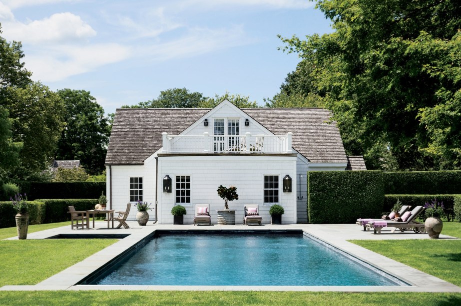 Esta casa é a versão restaurada de uma construção do século 19, em Bridgehampton, Nova York. Perto da piscina, fica um jardim de vegetais e ervas. A regra da casa? “O que eles plantam, eles comem”, diz a mãe sobre suas duas filhas, que também podem vender seus produtos se quiserem.