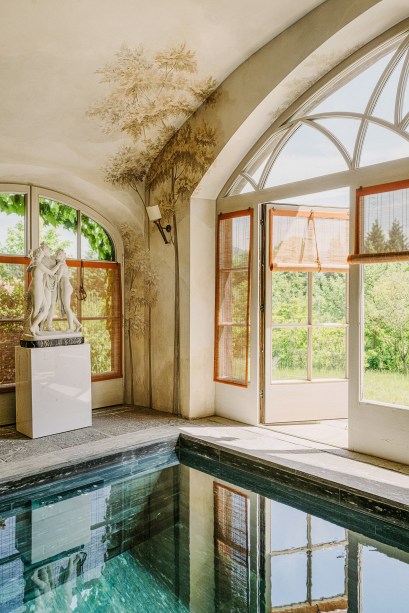 Rodeada por um mural pintado à mão e sombras de bambu, a piscina assinada pelo Studio Peregalli parece uma caixa de jóias. Ela fica em um retiro da Baviera, em uma casa tradicional alemã. Uma escultura do início do século 19, de Antonio Canova, contempla-a da borda.