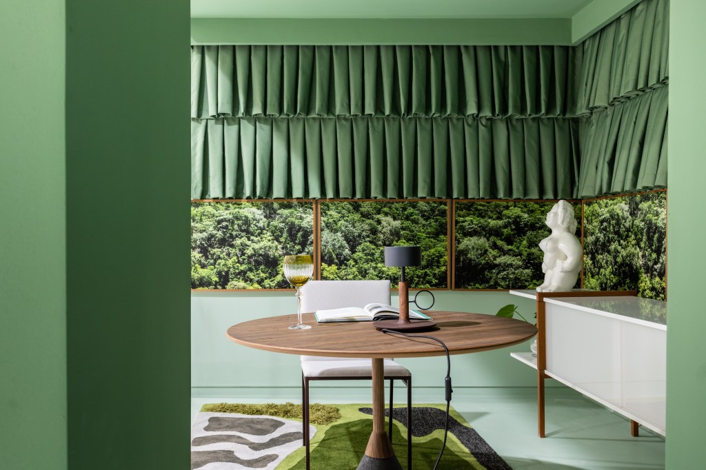 CASA COR_LUCIANA PARAISO_GABRIELADALTRO–5 Destaque para a mesa de madeira e o verde no ambiente de Luciana Paraíso para o Janelas CASACOR Bahia