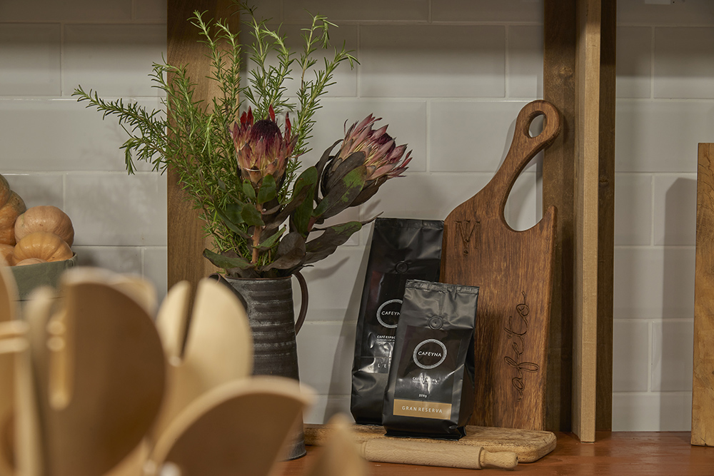 Detalhe de vaso de flor e utensílios de madeira