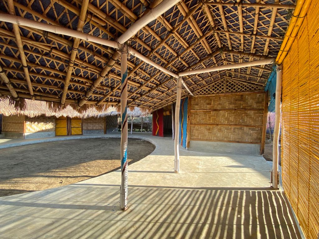 Vista interna do centro comunitário com ênfase nas ripas de bambu