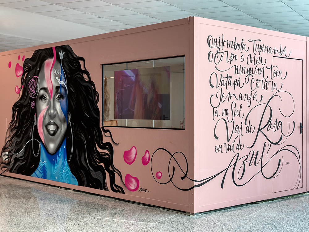 Fundos do contêiner em rosa com grafite de Daniela Mercury e letra de música na outra face