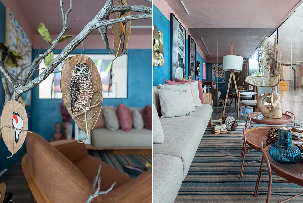 estar-com-elas-janelas-casacor-bahia-04 À esquerda, detalhe na folha de árvore decorativa bordada com uma coruja. À direita vista em ângulo do contêiner, com sofá branco e mesas de centro