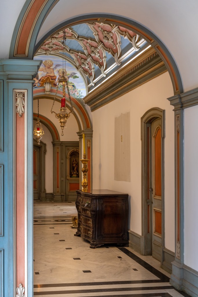 2020-11 CASACOR DETALHES-007 As arquitetas Catarina Gouvêa Vieira e Manu Cardim prometem poucas intervenções contemporâneas no lavabo com hall. O teto abobado, por exemplo, será mantido