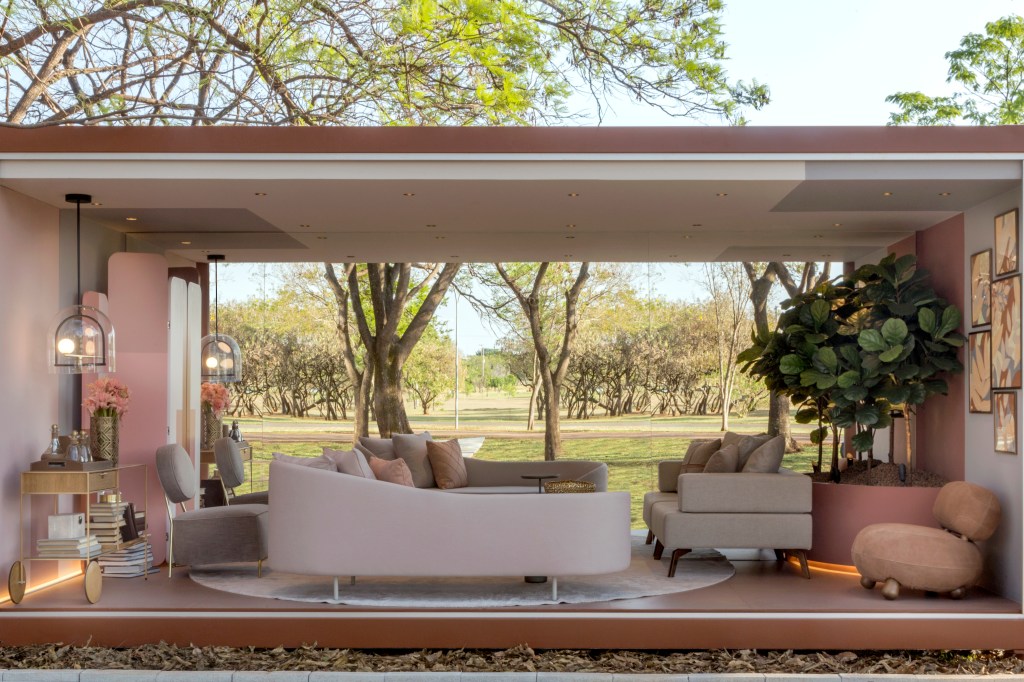BSB-ZardoArquitetura-CARADECASA-EdgarCesar-01 Sala de estar moderna, na cor bege e detalhes em rosa
