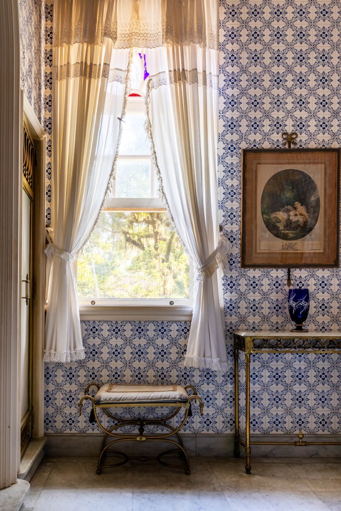 CASA CASACOR DETALHES-023 Banheiro da Suíte do Hóspede vai ganhar um mobiliário bem diferente, mas azulejos e armários (foto à direita), serão mantidos