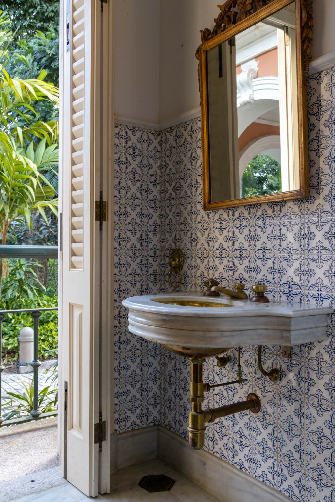 CASA CASACOR DETALHES-051 As arquitetas Catarina Gouvêa Vieira e Manu Cardim prometem poucas intervenções contemporâneas no lavabo com hall. O teto abobado, por exemplo, será mantido
