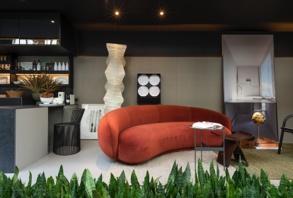 Sala de estar com sofá vermelho