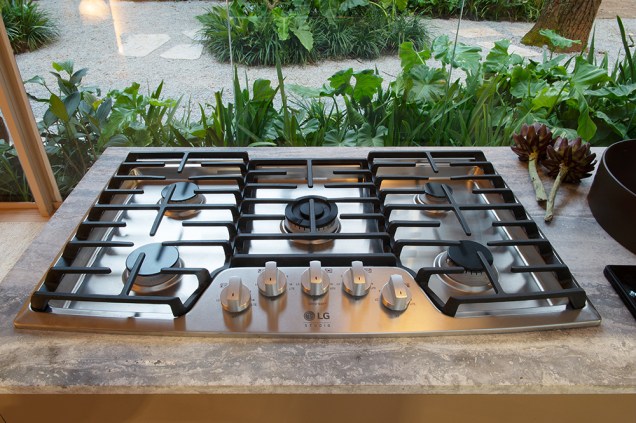 Cooktop LG Studio. Também pertencente à linha LG Studio, o cooktop possui acabamento em aço inoxidável com 5 queimadores selados, sendo o central com potência para cozimentos robustos, atingindo 19000 BTU de capacidade. Cooktop LG Studio. Também pertencente à linha LG Studio, o cooktop possui acabamento em aço inoxidável com 5 queimadores selados, sendo o central com potência para cozimentos robustos, atingindo 19000 BTU de capacidade.