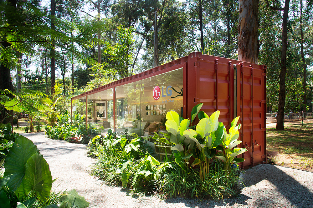 casa-conectada-lg-branded-13 contêiner vermelho visto de fora em ângulo com logo da LG