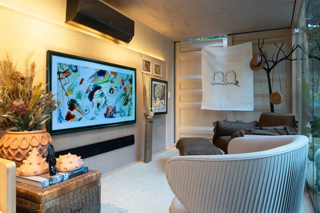 TV OLED 65” HDR. Diferentemente das outras TVs, os pixels da LG OLED se auto iluminam. Isso permite que as telas entreguem o preto puro que realça as cores das imagens, além de um design sofisticado e painéis extremamente finos, tela com 200 milimetros de espessura, já com os fios acoplados, extremamente rente a parede. Seu design elegante faz com que ela se pareça uma obra de arte. TV OLED 65” HDR. Diferentemente das outras TVs, os pixels da LG OLED se auto iluminam. Isso permite que as telas entreguem o preto puro que realça as cores das imagens, além de um design sofisticado e painéis extremamente finos, tela com 200 milimetros de espessura, já com os fios acoplados, extremamente rente a parede. Seu design elegante faz com que ela se pareça uma obra de arte.