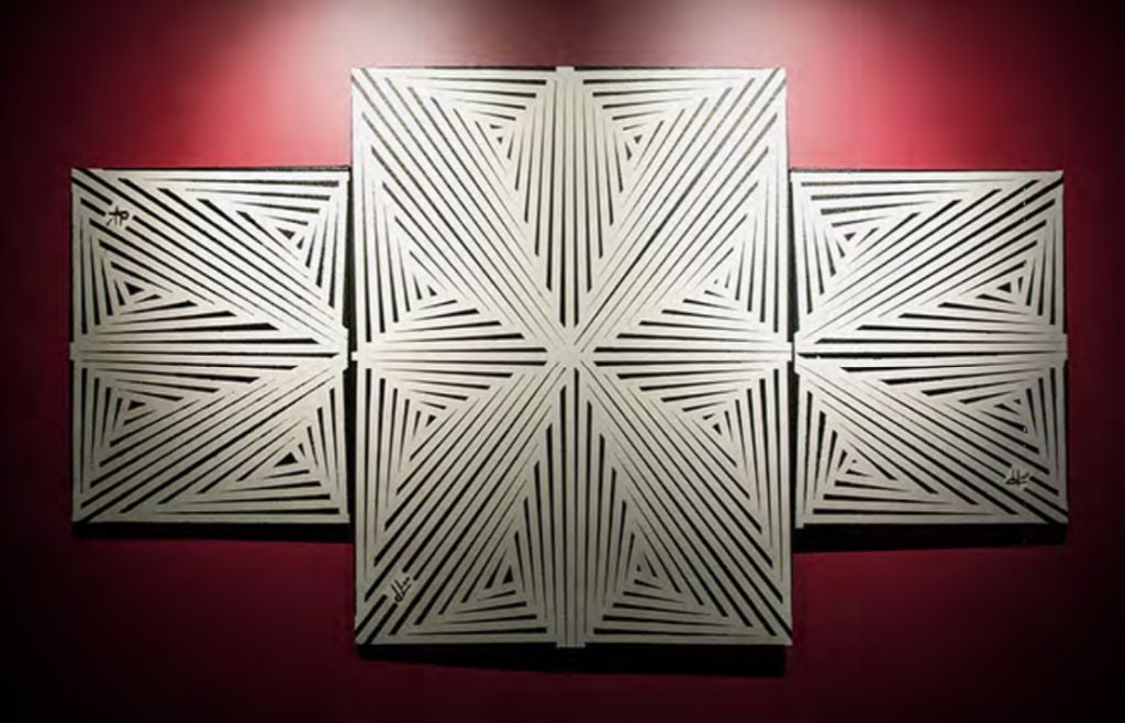 Obra composta por três quadros brancos com linhas pretas que se projetam do centro