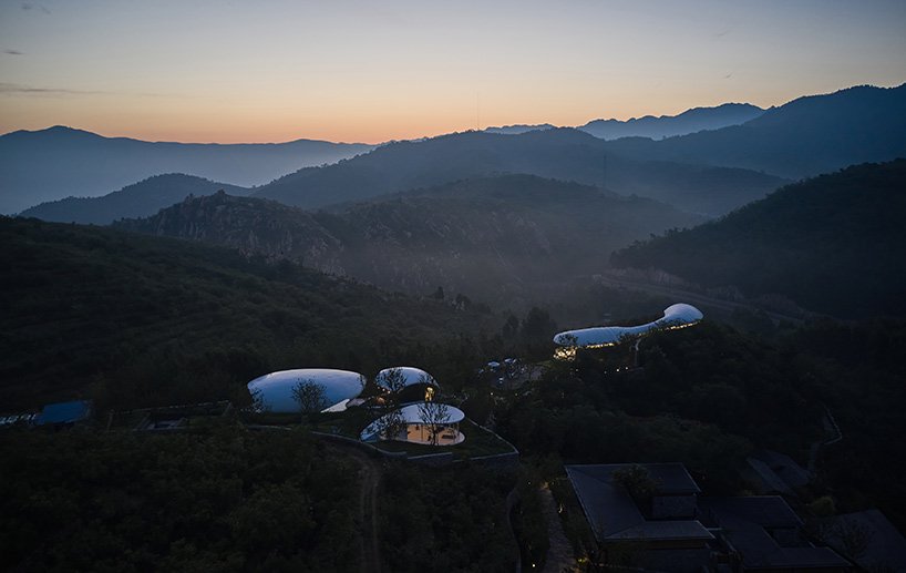 visão aérea das três novas estruturas assinadas pelo grand-line + studio no Monte Tai, China. 