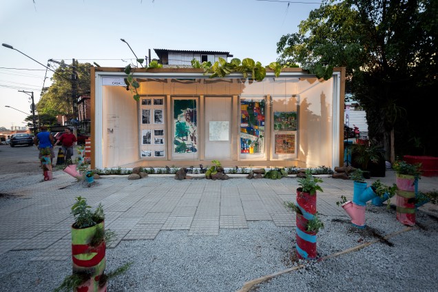 Na Galeria Fazendinhando, projeto de Ester Carro, Veronica Vacaro e Plantar Ideias para o Janelas CASACOR SP, um contêiner na entrada do Jardim Colombo tem a função de galeria de arte e palco de oficinas, workshops e palestras. Na Galeria Fazendinhando, projeto de Ester Carro, Veronica Vacaro e Plantar Ideias para o Janelas CASACOR SP, um contêiner na entrada do Jardim Colombo tem a função de galeria de arte e palco de oficinas, workshops e palestras.