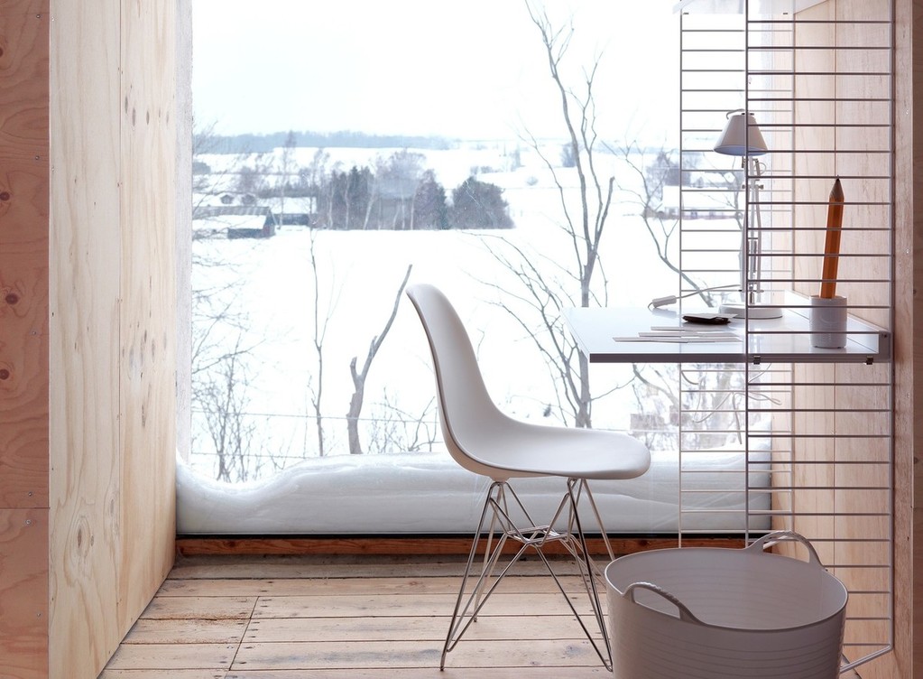 Cadeira eams branca com mesa branca e suportes metálicos